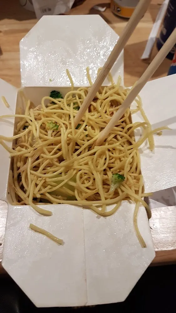 Box Nouilles Jaunes Au Poulet Et Champignons Noirs